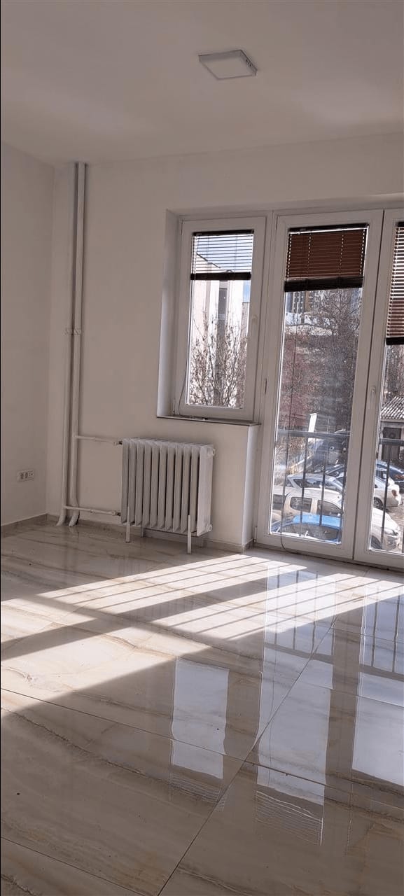 Центар стан 106м2 1кат за канцеларии