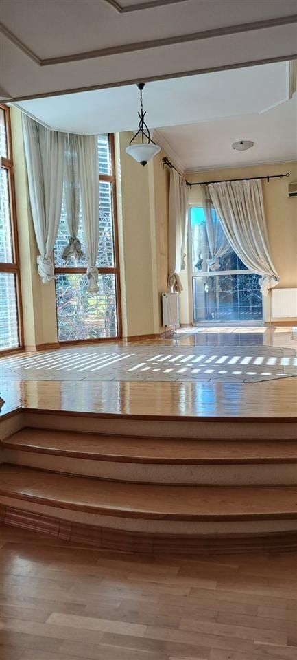 Ексклузивна куќа во Бардовци, 600м² на 3 нивоа, Скопје