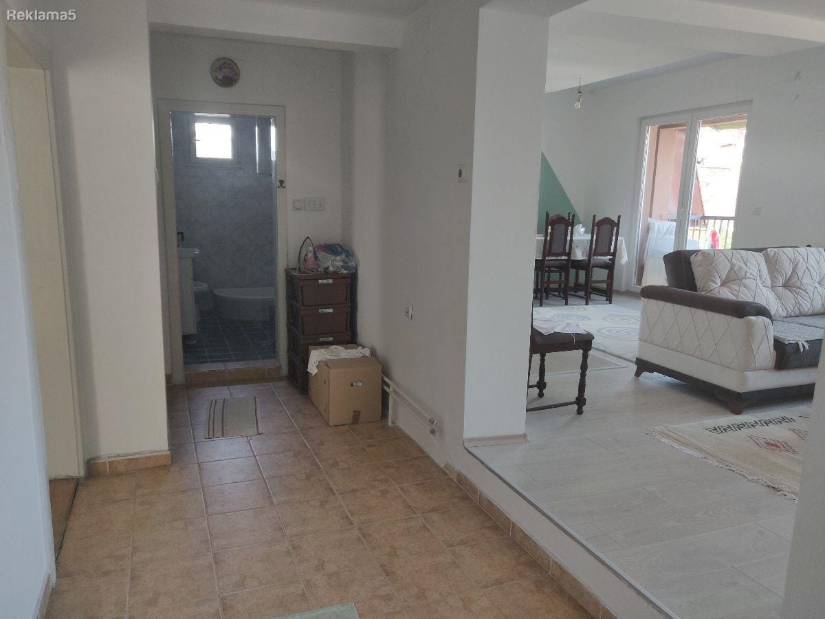 Renoviran trosoben stan vo Centar, 88m2, dve terasi