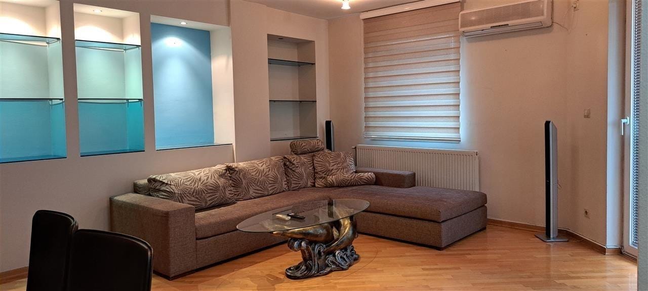 Centar 110m² stan so tri spalni, balkon, lift, parking