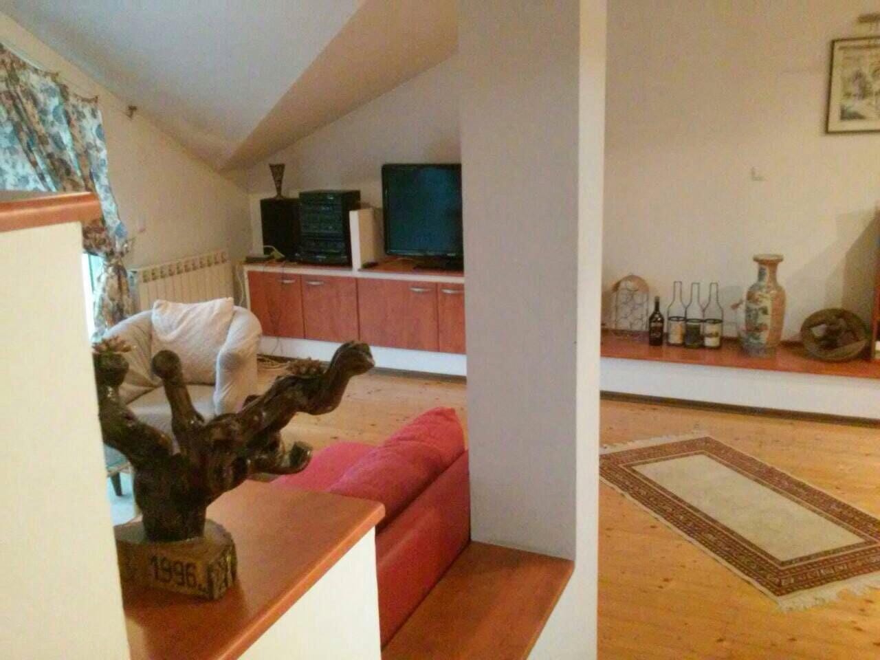 Комплетно опремена куќа Чрнече, 240 м², 6 соби, 2 ката