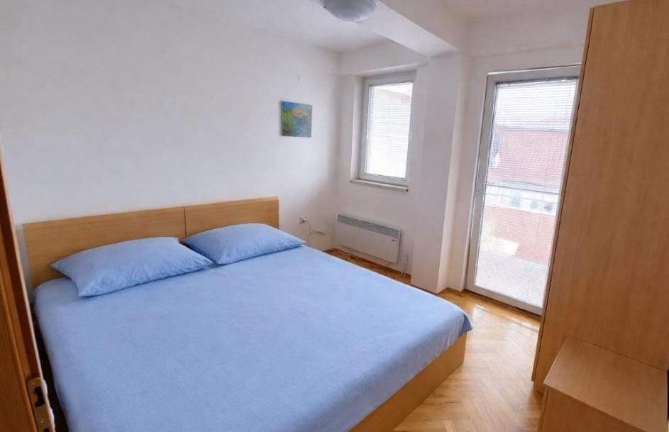 Наместен стан со 2 спални во Центар 49m2