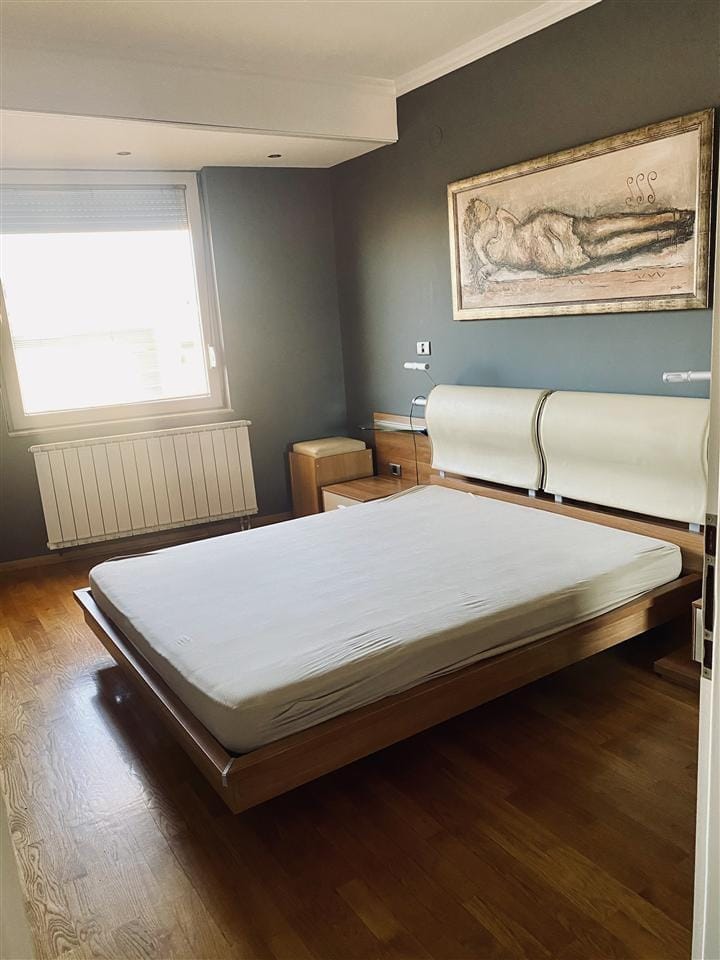 Наместен стан со 2 спални во Центар 88м2 реновиран