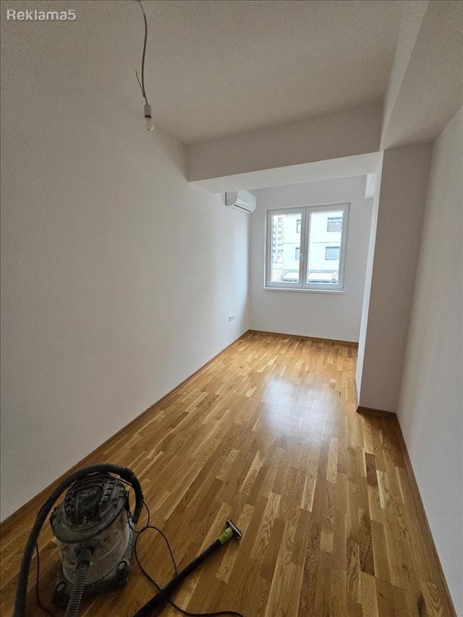 Празен стан за деловна намена, 3 соби, 65м², Карпош