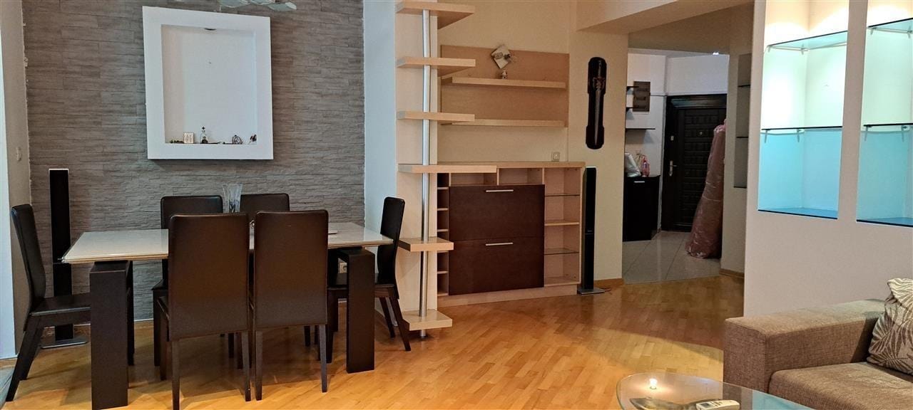Centar 110m² stan so tri spalni, balkon, lift, parking