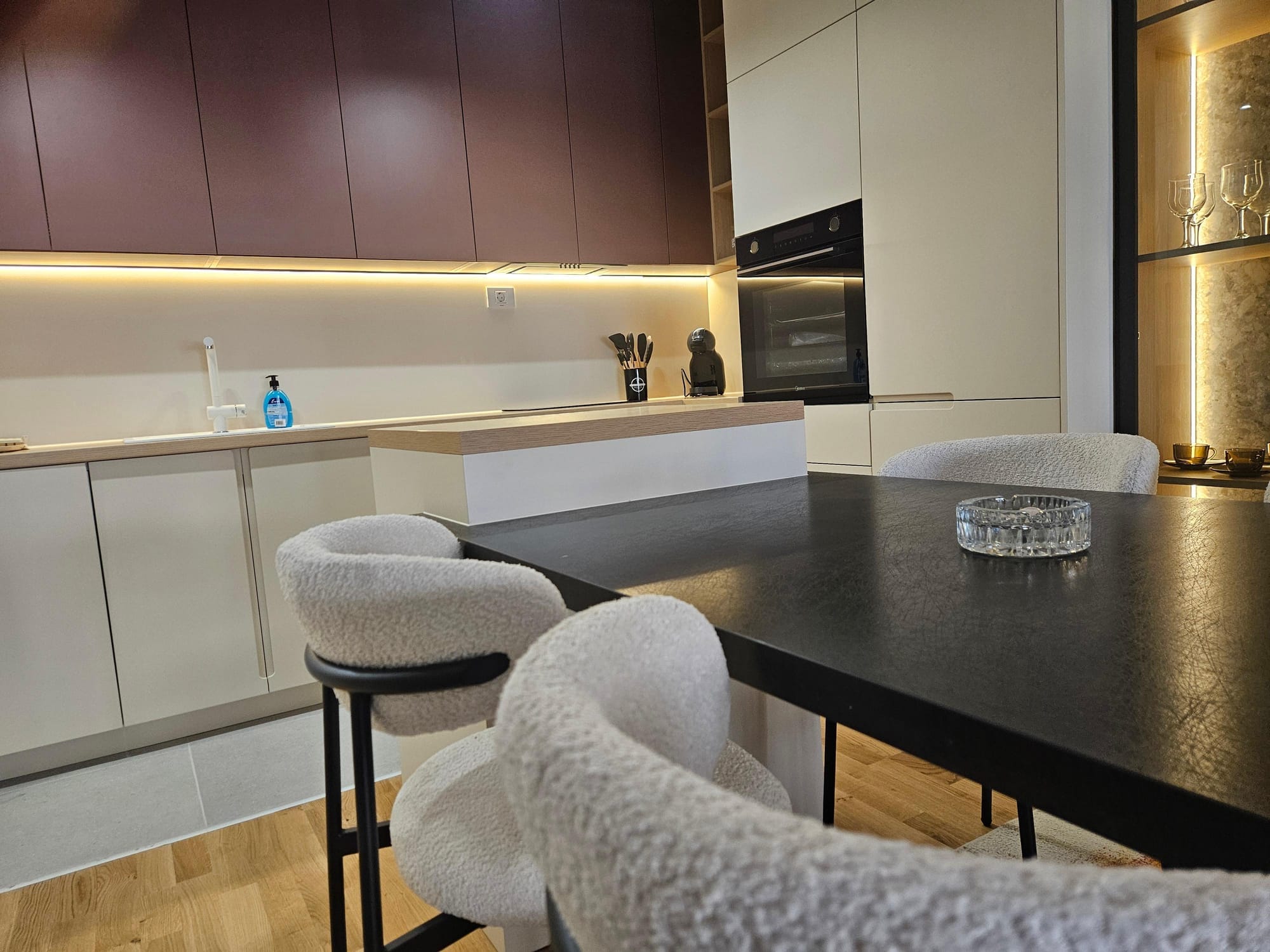 Лукс уреден стан во Центар, 2 соби, 50м² - Се издава