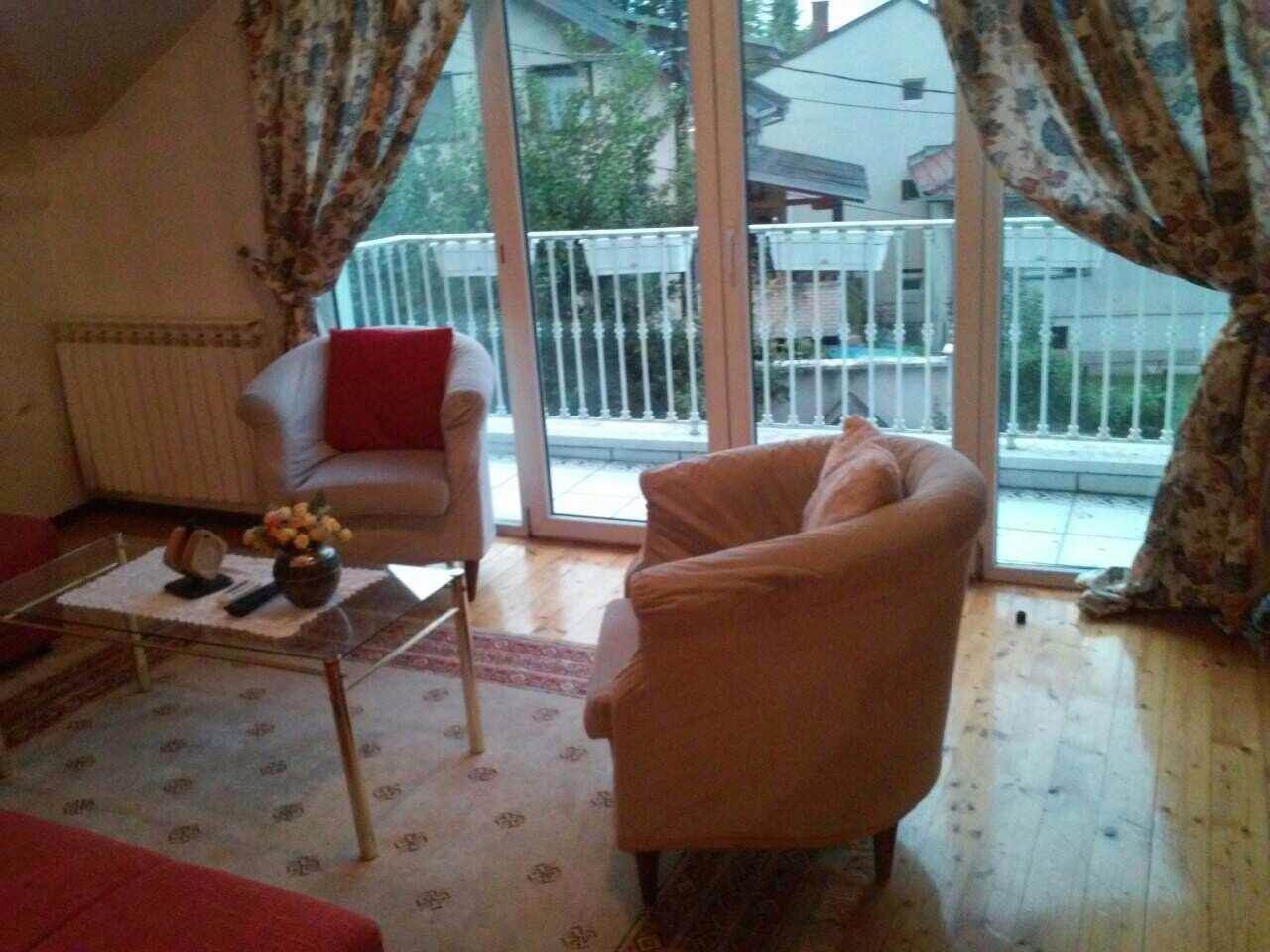 Комплетно опремена куќа Чрнече, 240 м², 6 соби, 2 ката
