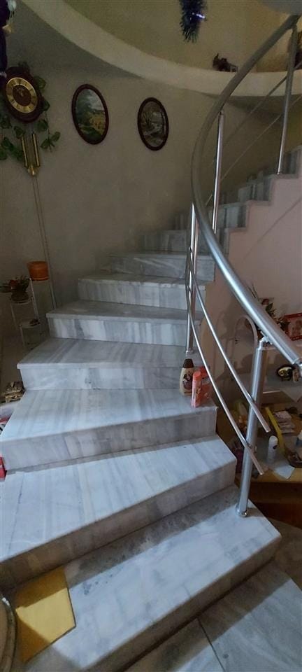 Dupleks stan/kuća 4 sobi 132m2 + 60m2 podrum, Vlae