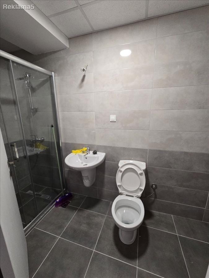 Празен стан за деловна намена, 3 соби, 65м², Карпош