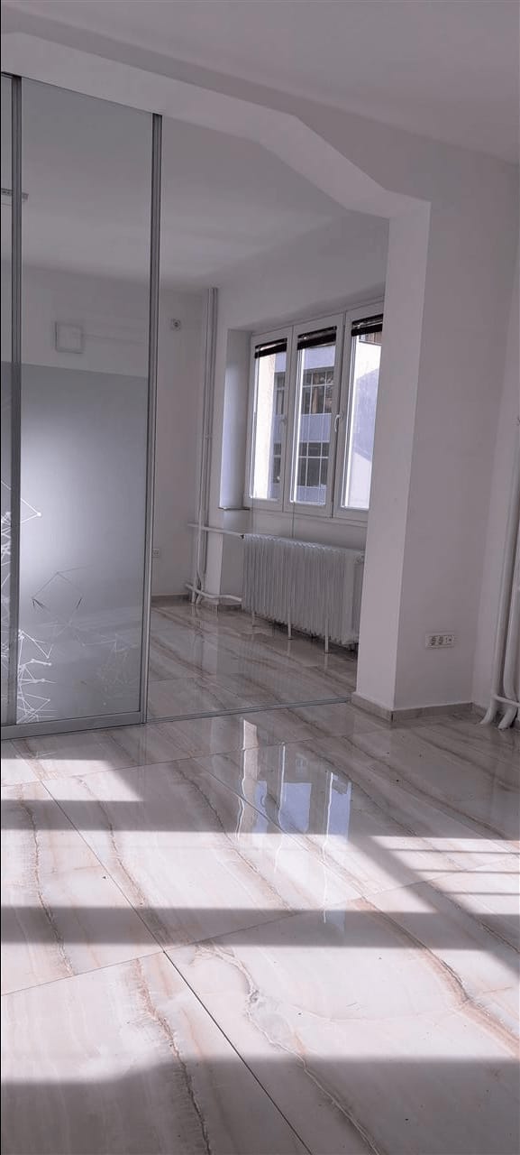 Центар стан 106м2 1кат за канцеларии