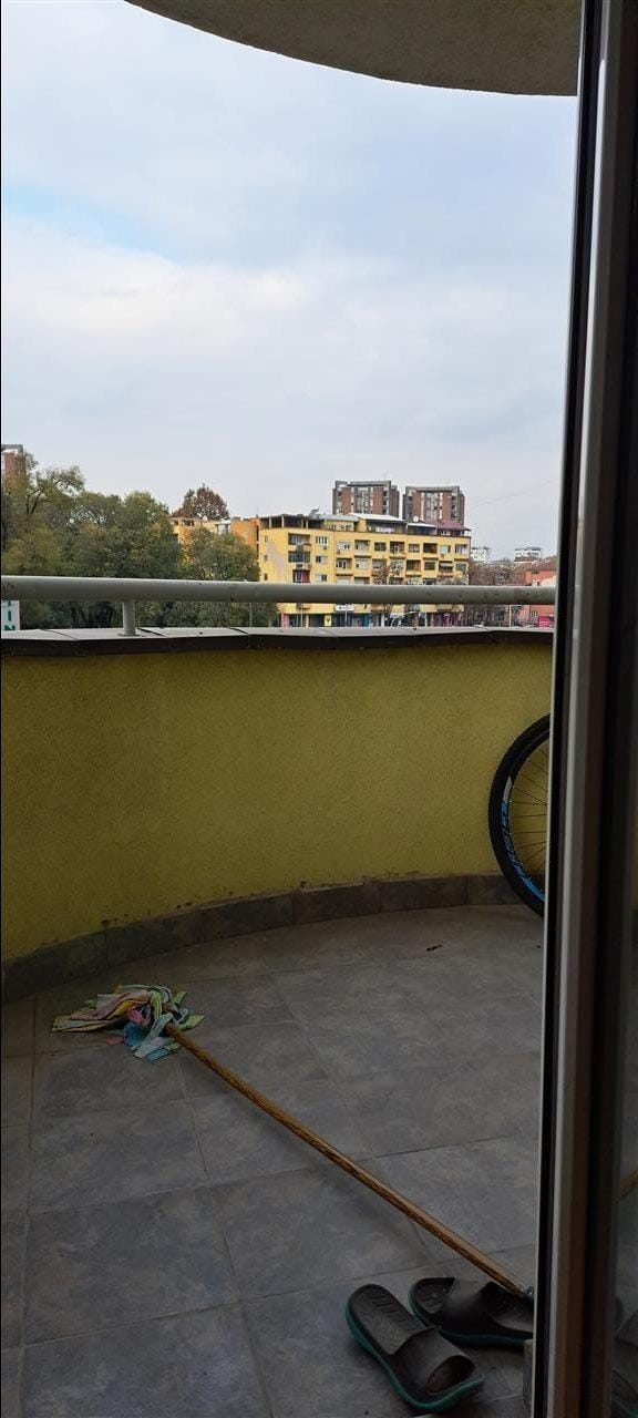 Centar 110m² stan so tri spalni, balkon, lift, parking