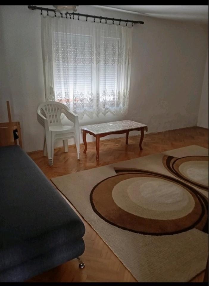 Renovirana baraka 100m² + dvor 274m² Lisice, Aеrodrom