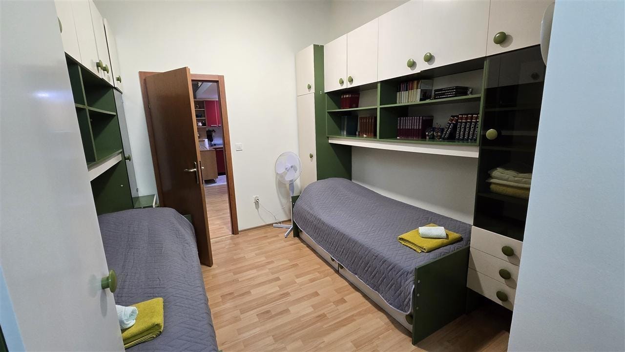 Renovirani stan vo Kapistec, 3 spalni, 61m2, Aerodrom