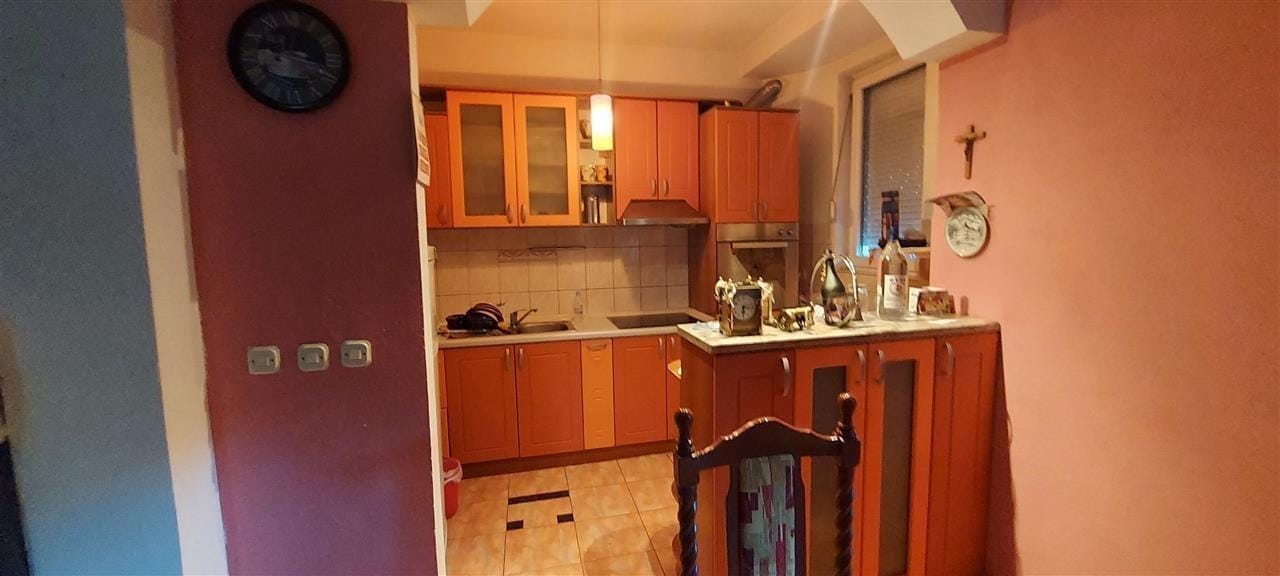 Dupleks stan/kuća 4 sobi 132m2 + 60m2 podrum, Vlae