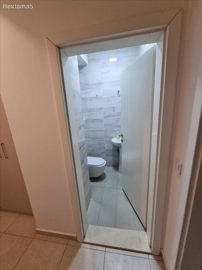 3-соби стан во Капиштец, 94m², комплетно реновиран и наместен