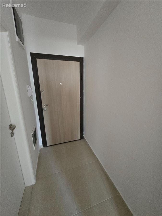 Празен стан за деловна намена, 3 соби, 65м², Карпош