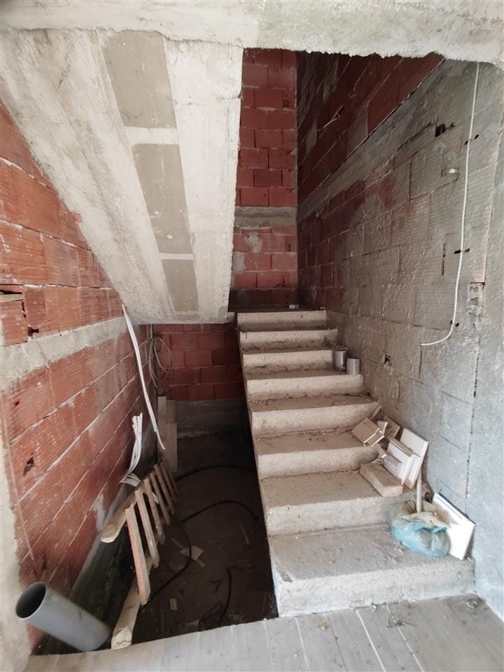 Куќа во Крквиште, Ѓорче Петров - 5 соби, 140м², 2 нивоа
