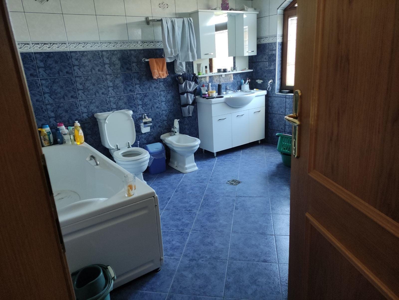 Куќа Бардовци 250м2, 5 соби, дворот 300м2, гаража