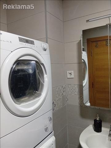Stan 63m² so 2 spalni, novogradba, Gazi Baba