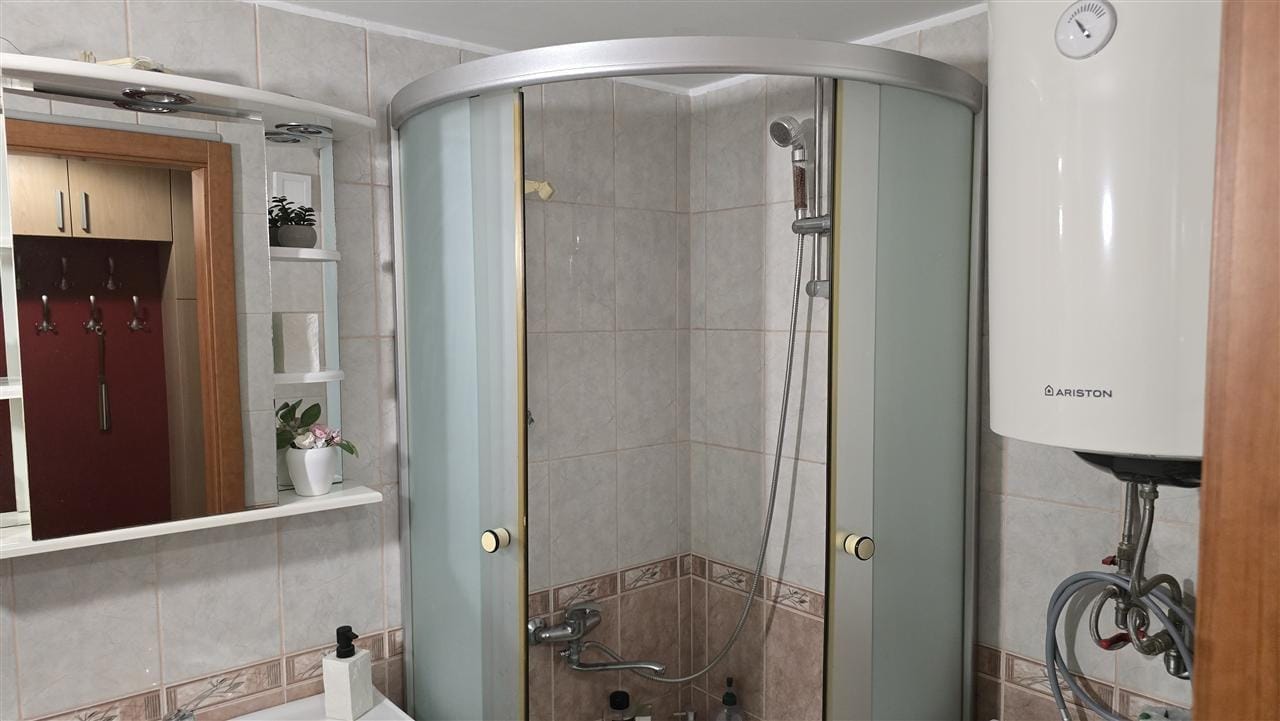 Renovirani stan vo Kapistec, 3 spalni, 61m2, Aerodrom