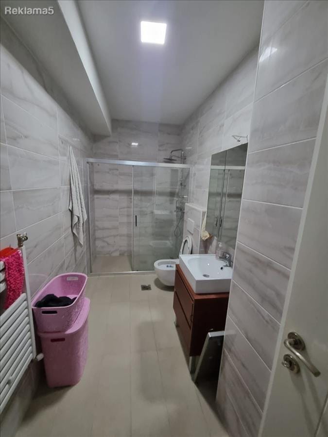 3-соби стан во Капиштец, 94m², комплетно реновиран и наместен