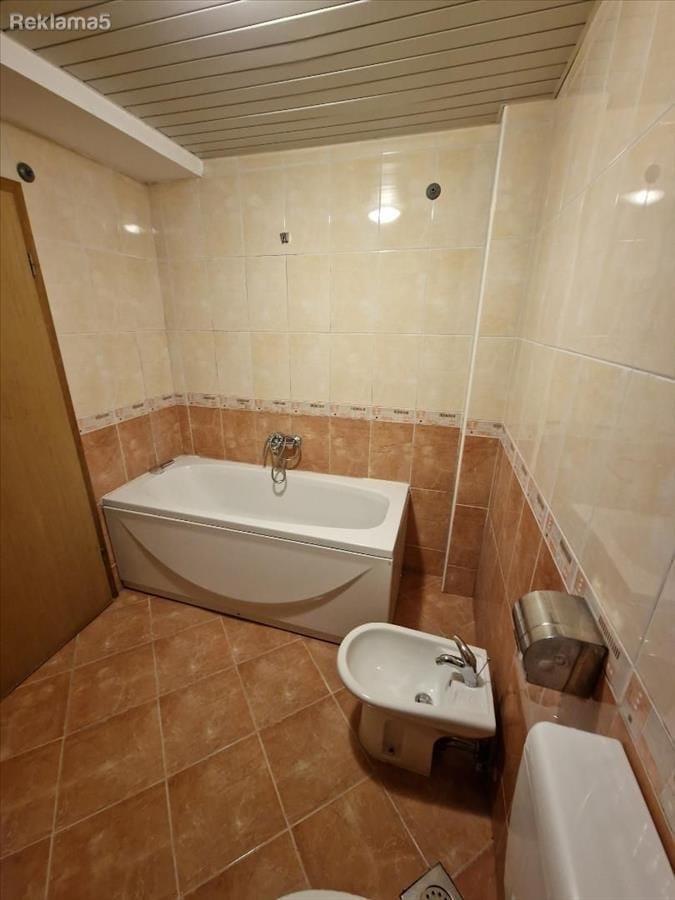 Реновиран 3-собен стан 93м2 на Водно