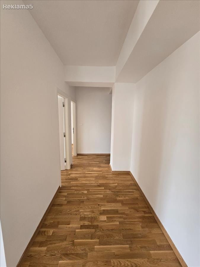 Празен стан за деловна намена, 3 соби, 65м², Карпош