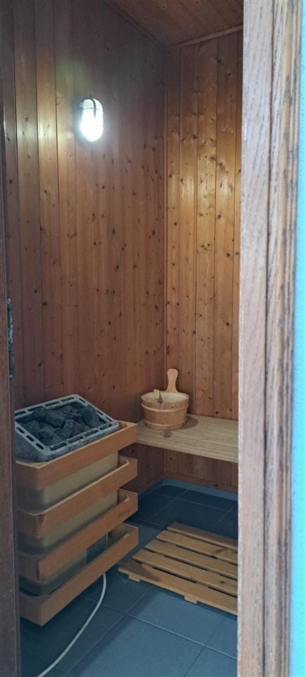 Ексклузивна куќа во Бардовци, 600м² на 3 нивоа, Скопје