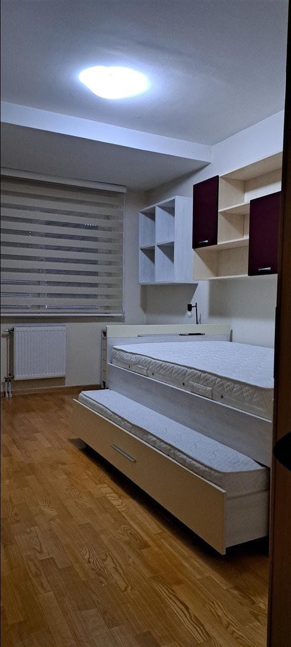 Centar 110m² stan so tri spalni, balkon, lift, parking
