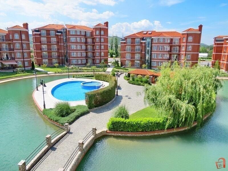 Луксузна куќа 6 соби, 875 м² во елитен комплекс, Скопје