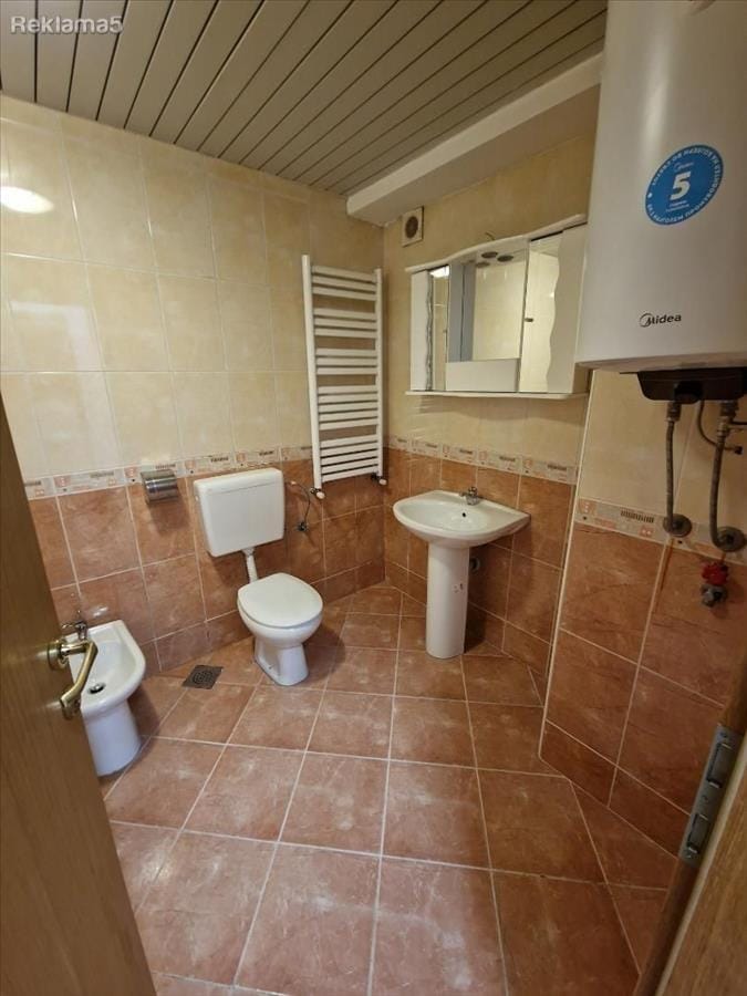 Реновиран 3-собен стан 93м2 на Водно