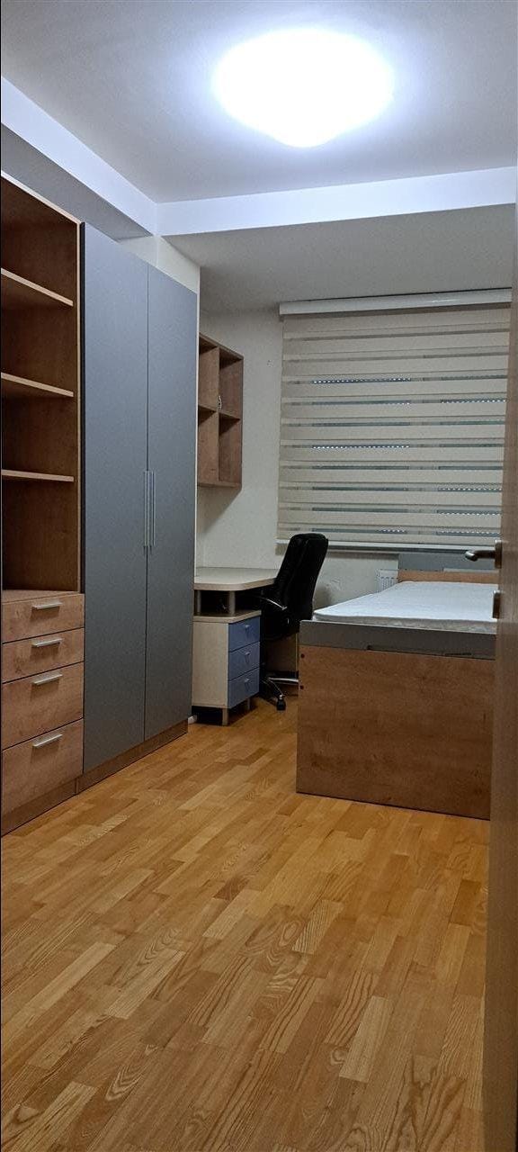 Centar 110m² stan so tri spalni, balkon, lift, parking
