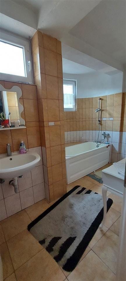 Dupleks stan/kuća 4 sobi 132m2 + 60m2 podrum, Vlae