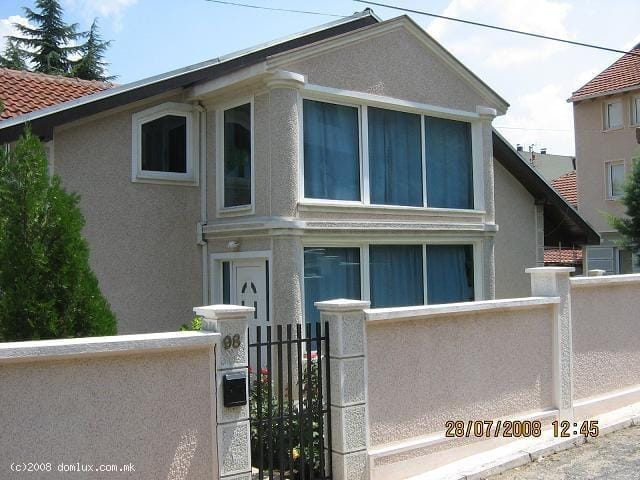 Комплетно опремена куќа Чрнече, 240 м², 6 соби, 2 ката