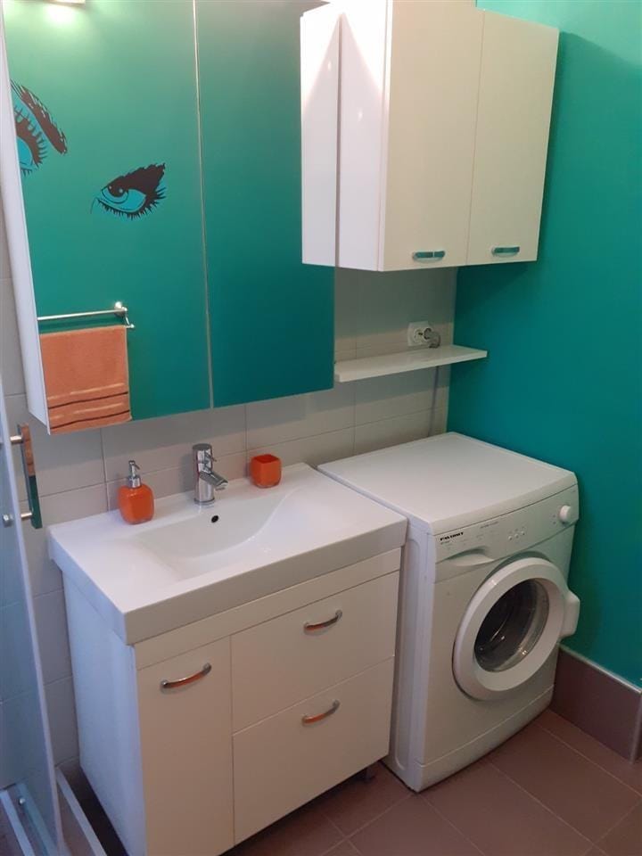 8 соби куќа со 2 издадени апартмани, Караорман, Гевгелија