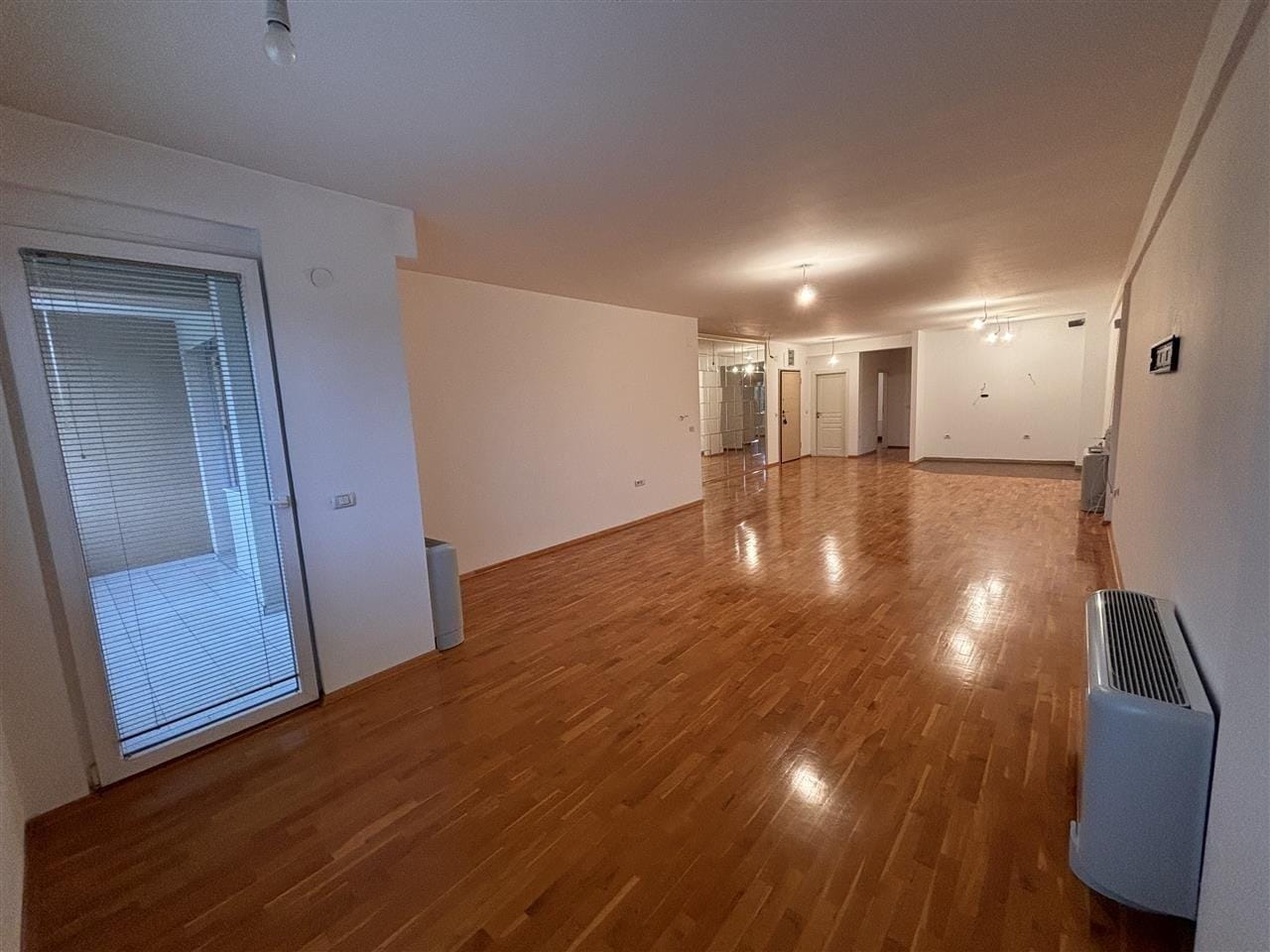 Ексклузивен 4-собен стан, кеј на Вардар, Момин Поток, Карпош