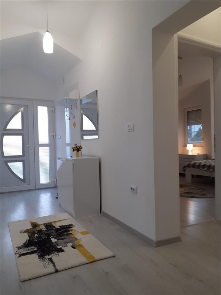 8 соби куќа со 2 издадени апартмани, Караорман, Гевгелија