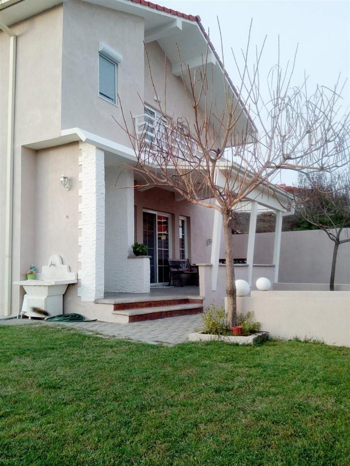 8 соби куќа со 2 издадени апартмани, Караорман, Гевгелија