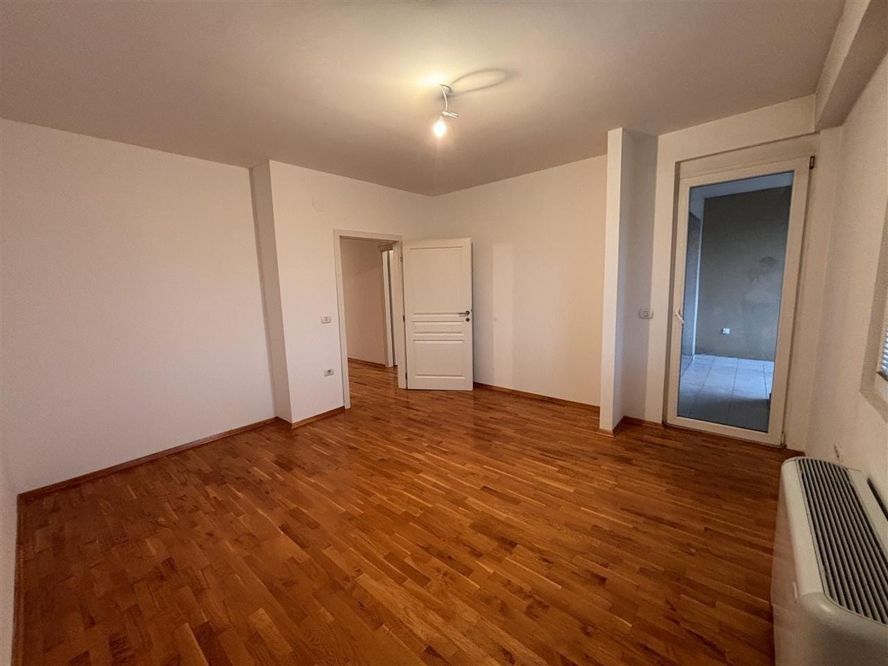 Ексклузивен 4-собен стан, кеј на Вардар, Момин Поток, Карпош