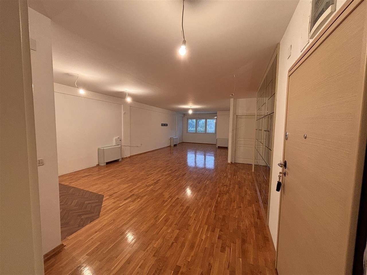 Ексклузивен 4-собен стан, кеј на Вардар, Момин Поток, Карпош