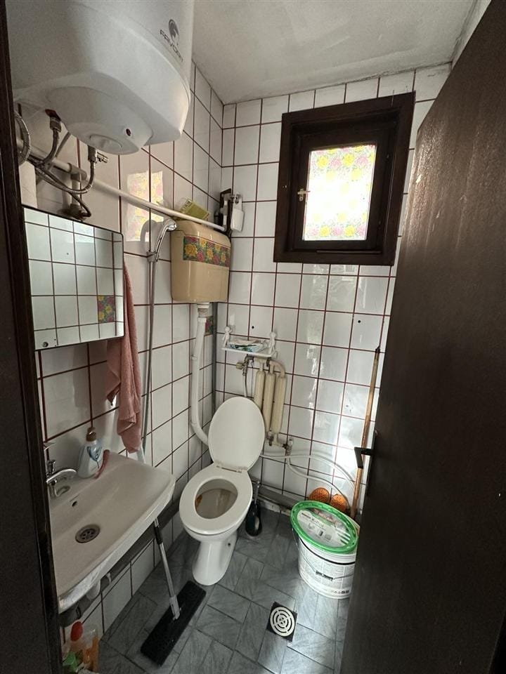 2-собен стан 40м2 приземје со двор, Гази Баба