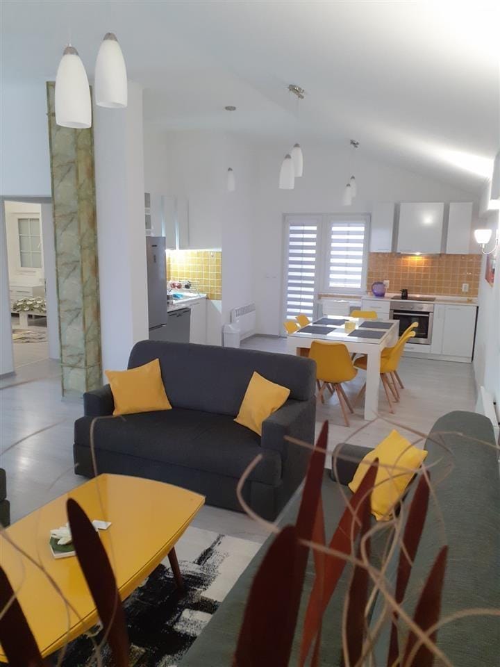 Двосемејна куќа 8 соби, Караорман, Гевгелија - издадена