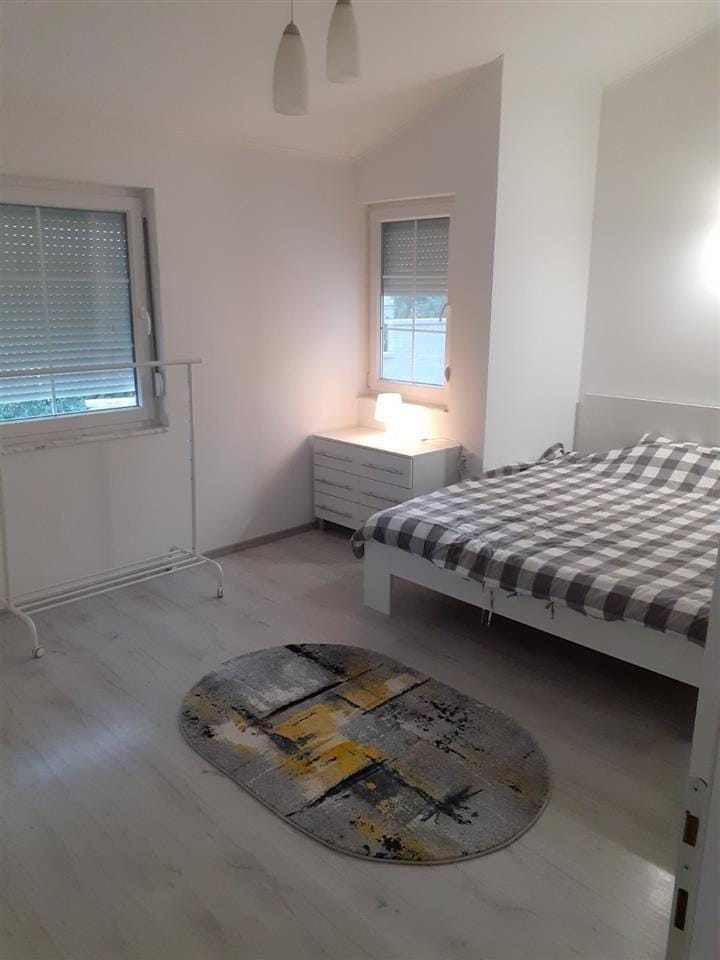 8 соби куќа со 2 издадени апартмани, Караорман, Гевгелија