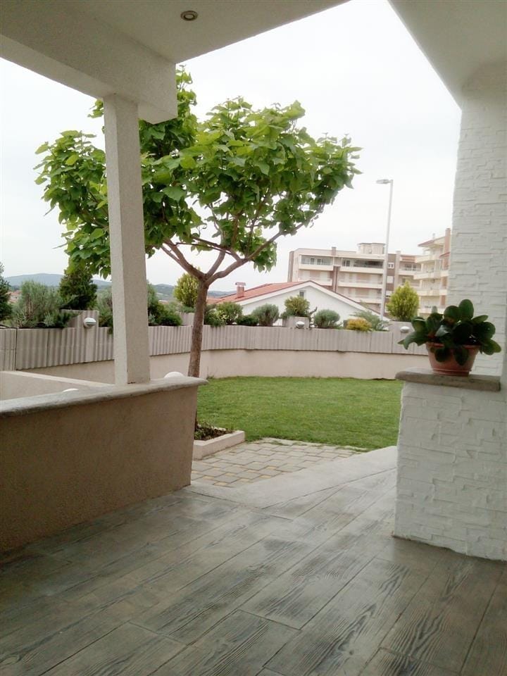 8 соби куќа со 2 издадени апартмани, Караорман, Гевгелија