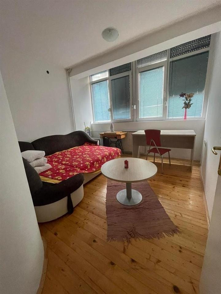 Тросoбен стан, 68м², Дебар маало, Центар