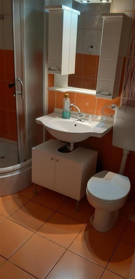 2-спална реновирана станови во Карпош 1, 56м², со тераса, паркинг