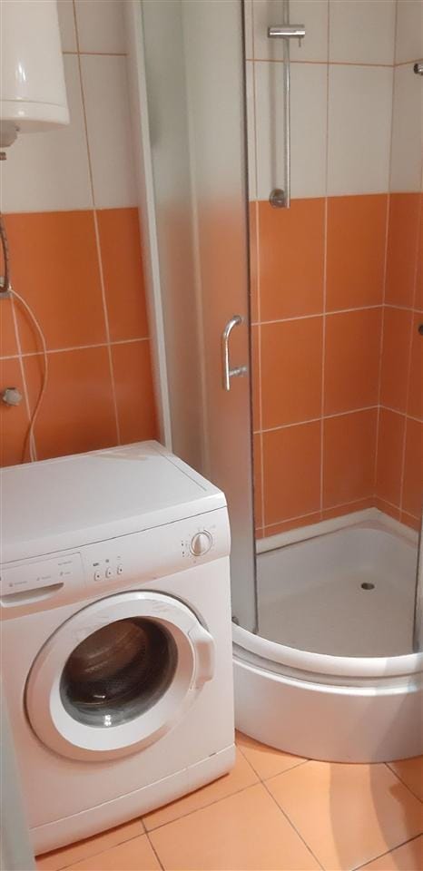 2-спална реновирана станови во Карпош 1, 56м², со тераса, паркинг