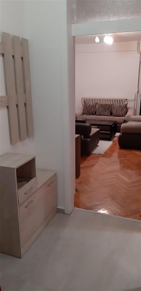 2-спална реновирана станови во Карпош 1, 56м², со тераса, паркинг